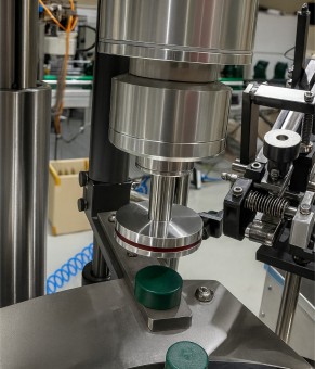 固体消臭剤用自動キャッピング…